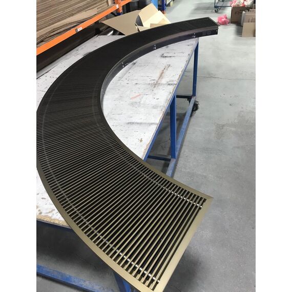 Радиусный конвектор с решеткой шампань